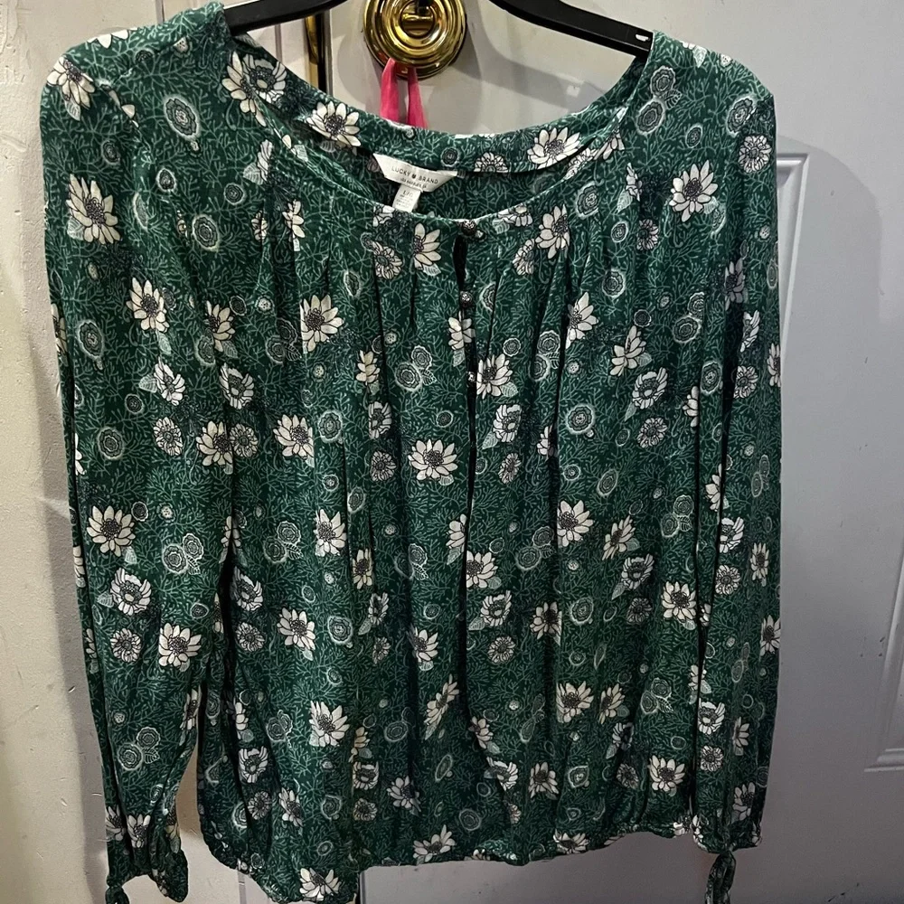 Dark green long sleeve flowered blouse. Size large. Lucky brand. 5 buttons. - Picture 1 of 5